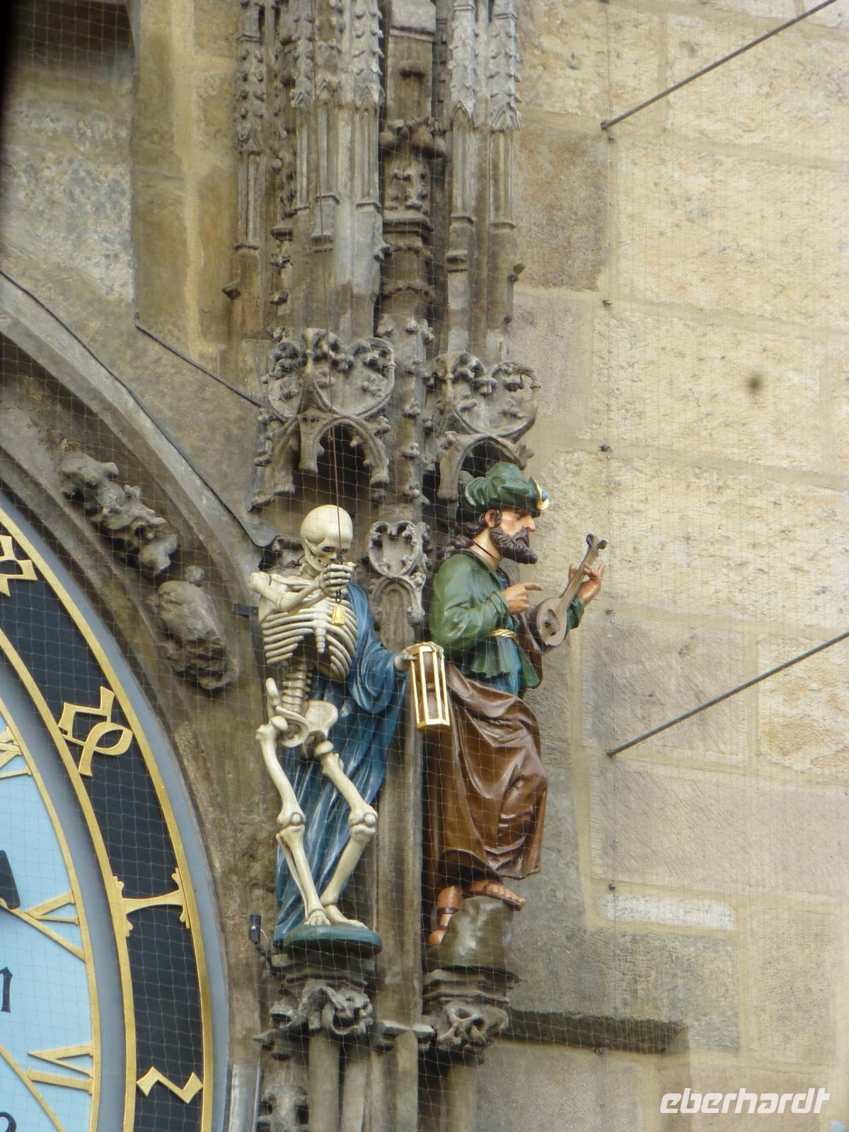 Und der Tod schwenkt seine Sanduhr und mahnt uns an die Stunden, die verrinnen und uns noch verbleiben.