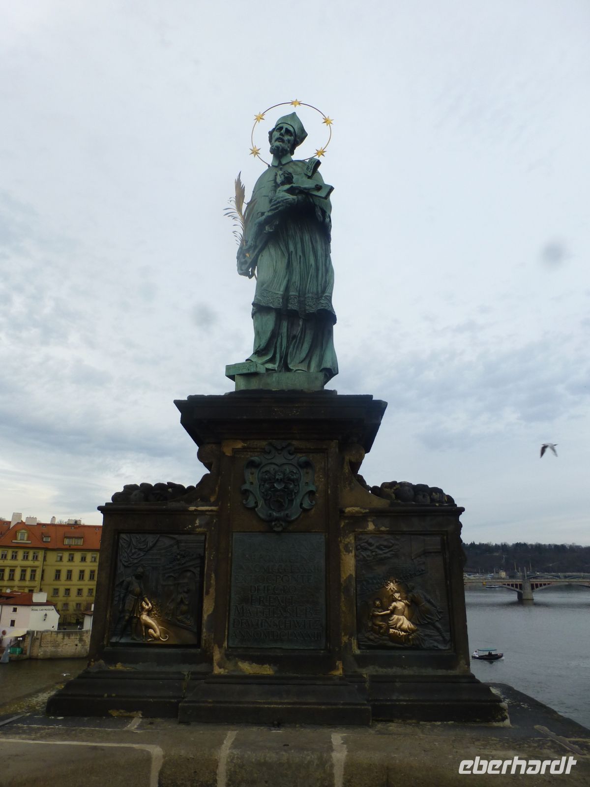 Der Hl. Nepomuk ist am Sockel schon ganz blankgerieben.