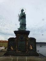 Der Hl. Nepomuk ist am Sockel schon ganz blankgerieben.