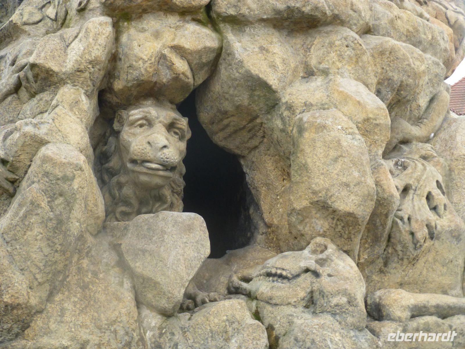 Ganze Szenerien schmücken die Sockel der Heiligen auf der Karlsbrücke.