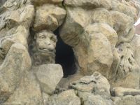 Ganze Szenerien schmücken die Sockel der Heiligen auf der Karlsbrücke.