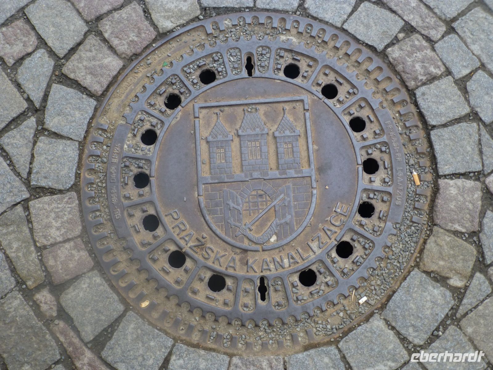 Gullydeckel mit dem Wappen Prags