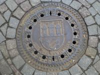 Gullydeckel mit dem Wappen Prags