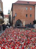 Vor der Karlsuniversität - Gedenken an das Massaker von 22.12.2023 