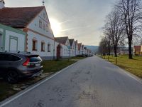 Dorfplatz Holasovice