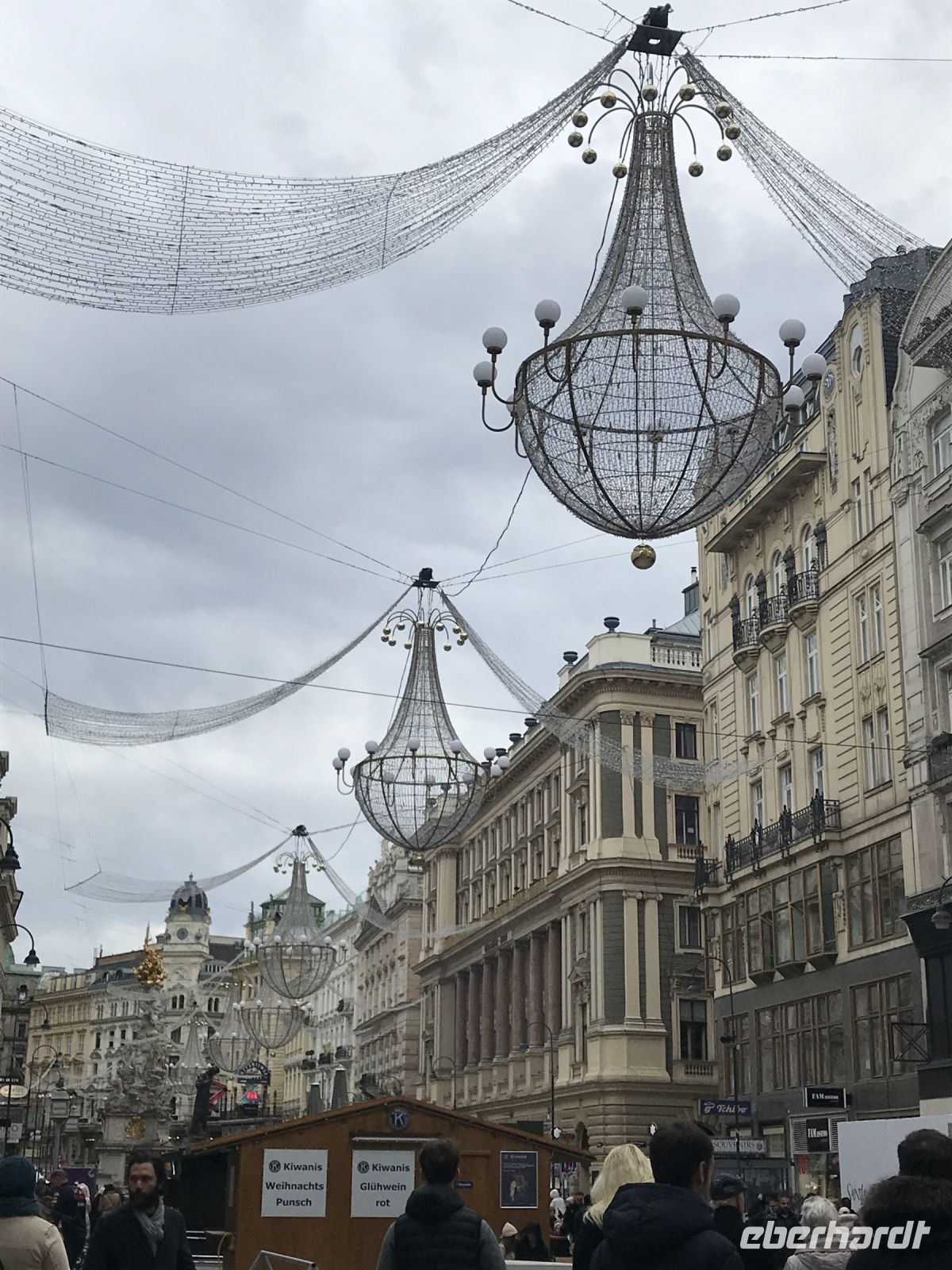 in den Gassen noch weihnachtlich