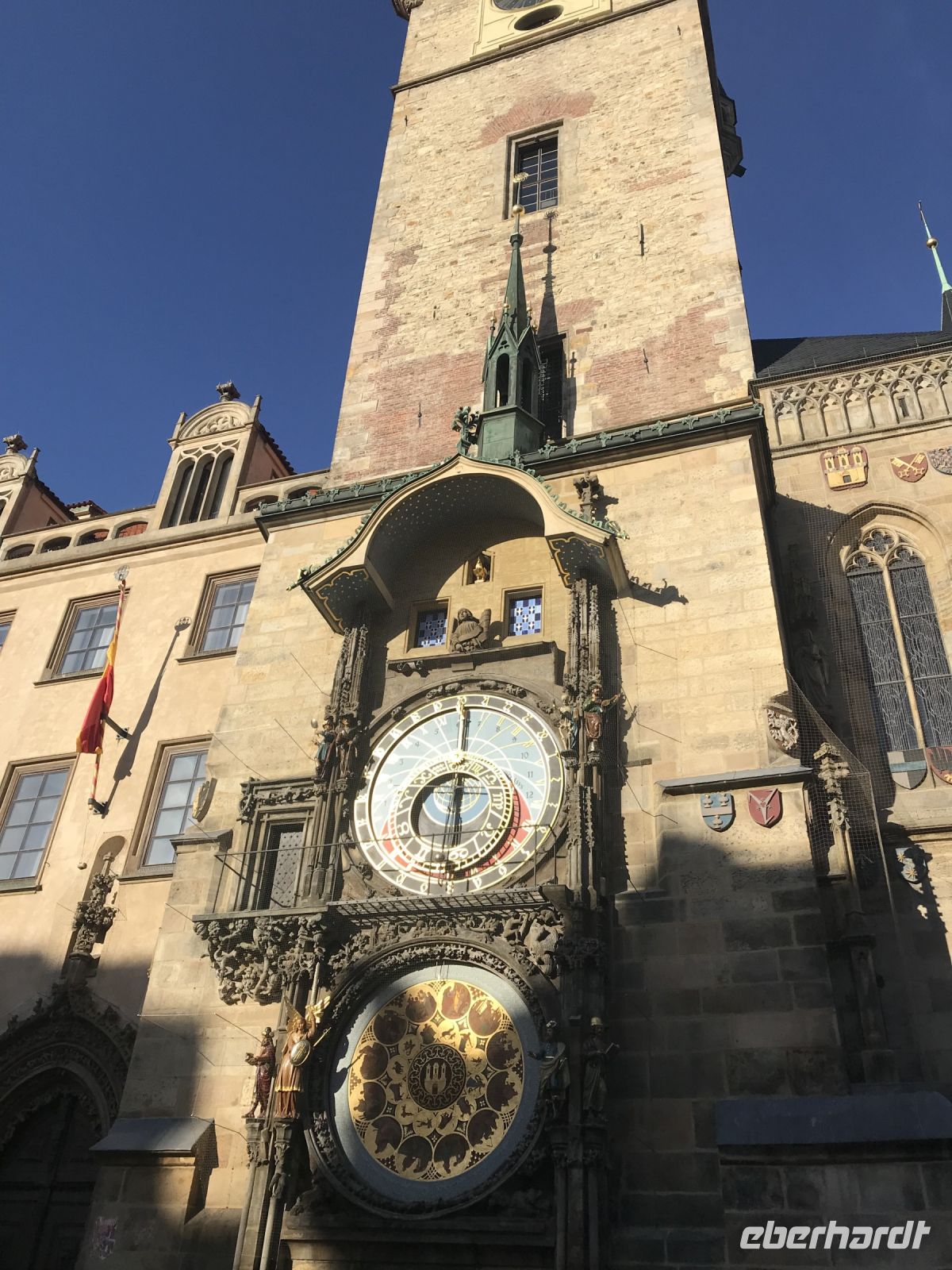 Rathaus mit der Apolsteluhr