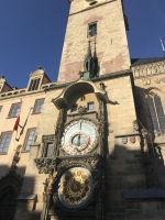 Rathaus mit der Apolsteluhr