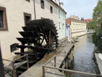 Wassermühlrad an der  Certovka, dem Teufelskanal