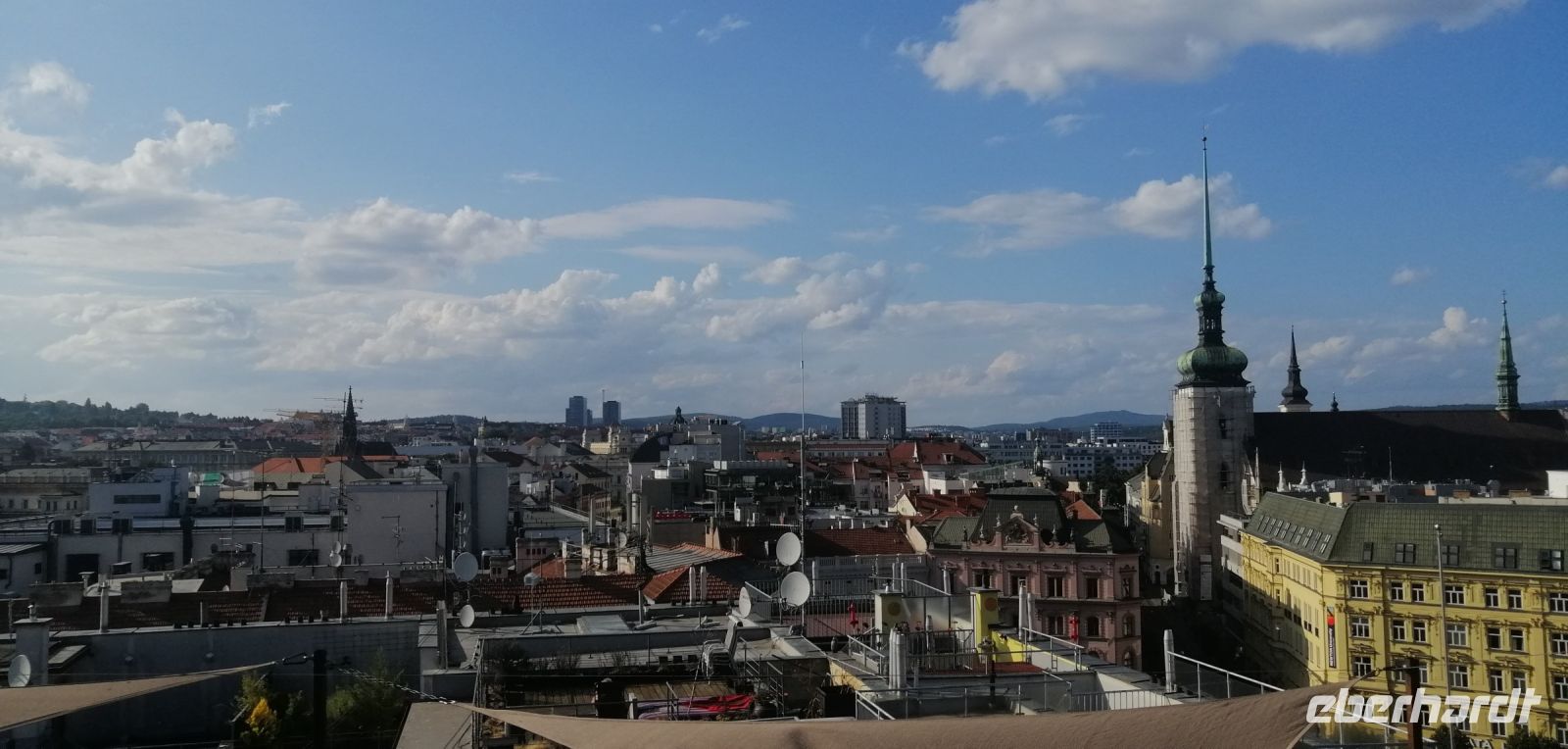 Blick von der Dachterasse auf die Stadt Brünn, rechts: Kirche St. Jacob