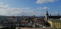 Blick von der Dachterasse auf die Stadt Brünn, rechts: Kirche St. Jacob