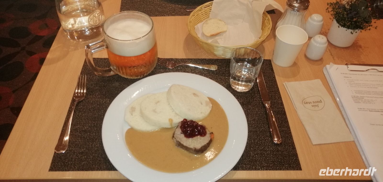 Abendessen im Hotelrestaurant - gebratenes Lendenstück in schwerer Sahnesouse mit Karlsbader Knödeln und Preiselbeeren
