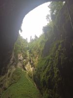 Besichtigung der Punkva-Höhle im mährischen Karst, in der Höhlenschlucht