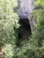 Blick in die Höhle von der Talbrücke