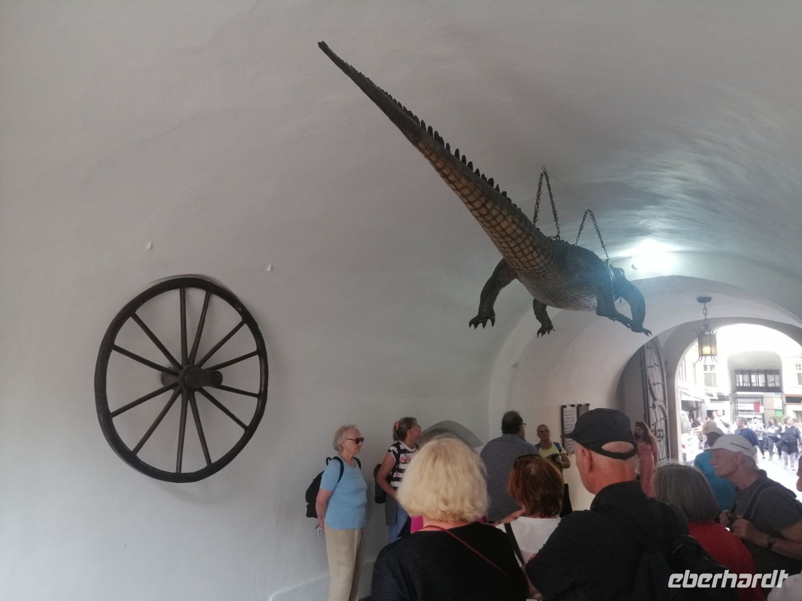 zwei Stadtzeichen von Brünn: das Rad und das Krokodil im Eingangsportal des Alten Rathauses