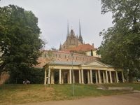 Kolonnade mit einem Brunnen im Denis-Gärten, Brünn