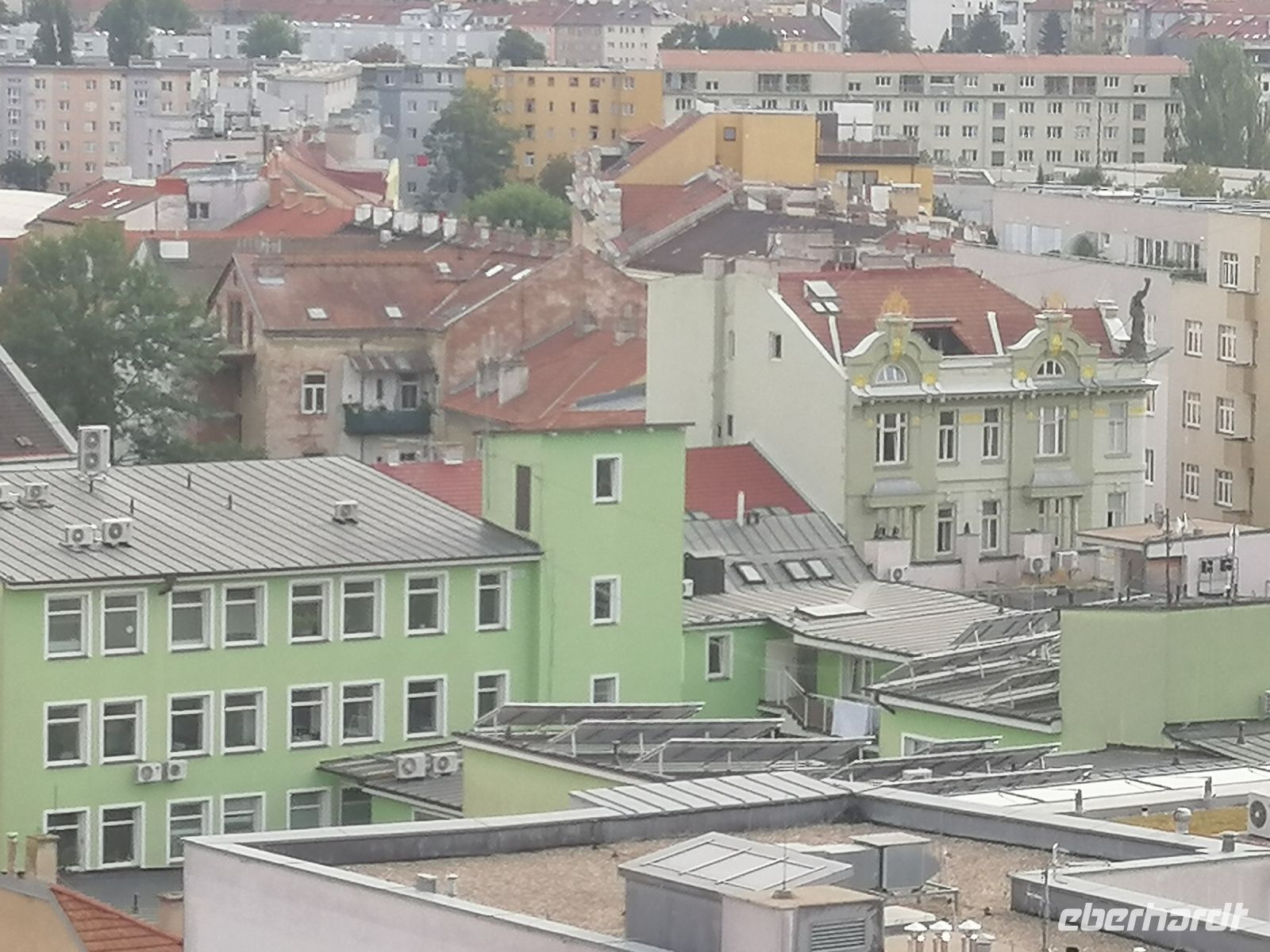 Freiheitsstatue: links im Bild auf der Dach des Hauses - Symbol von Brünn