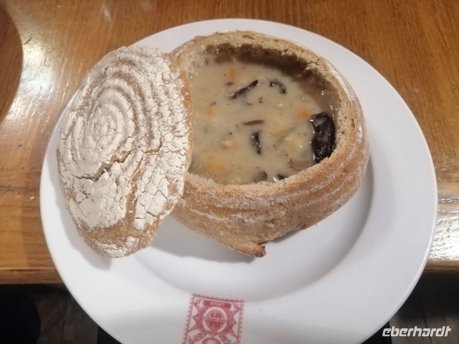 Abendbrot im Restaurant Stopkova Plzenska Pivnice: traditionelle Suppe aus Südböhmen im Brot