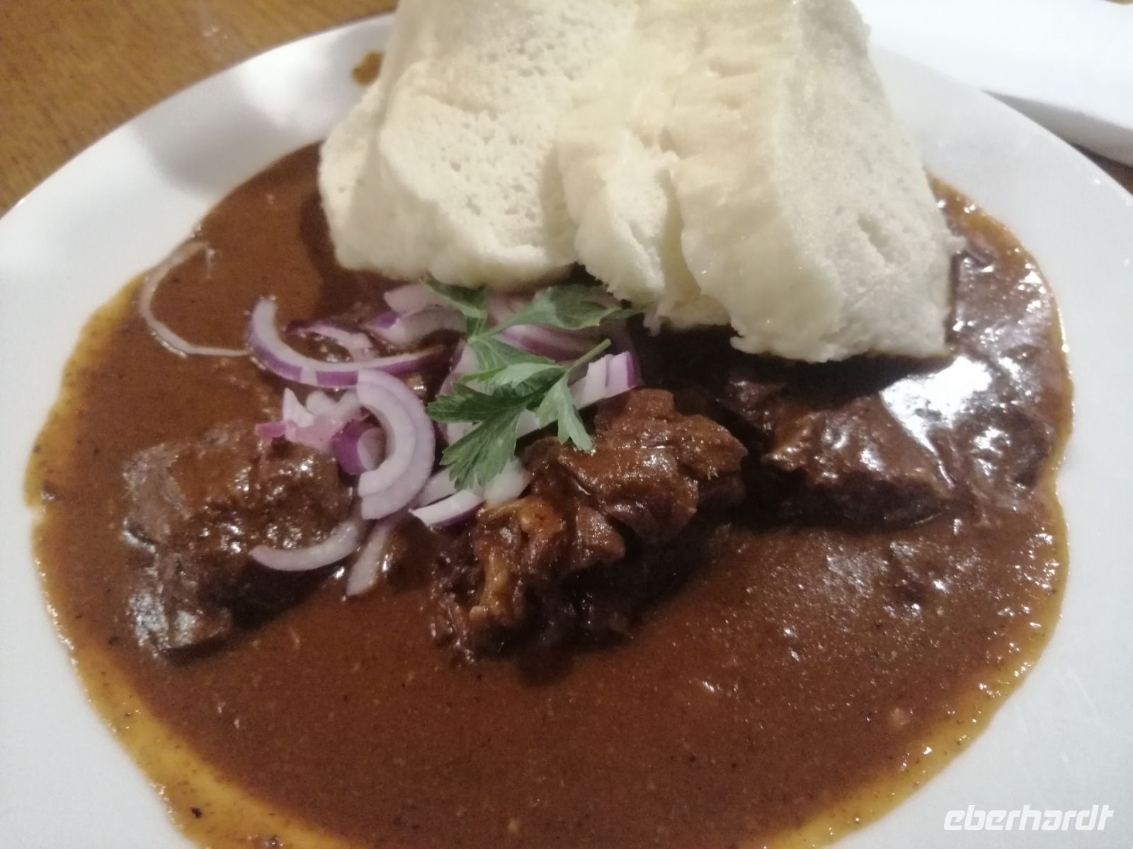 Abendbrot im Restaurant Stopkova Plzenska Pivnice: Pilsner Rindgulasch mit Knödeln