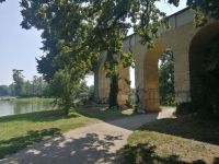 Spaziergang durch den Schlossgarten Lednice: eine Kopie des römischen Aquädukts