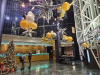 Festlich geschmückte Hotellobby, NH Prag City, Prag