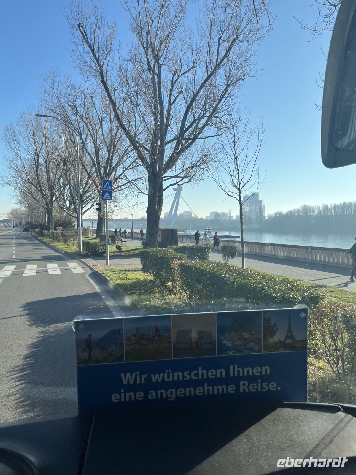 29.12.24 Ausflug nach Bratislava - Blick auf die SNP Brücke und das Restaurant UFO