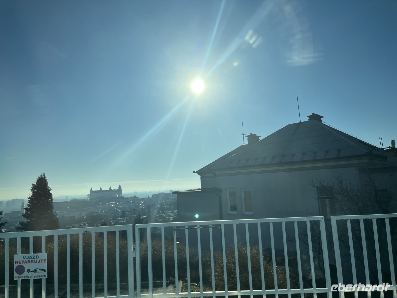 29.12.24  Bratislava - entlang des Diplomatenviertels - Blick auf die Burg