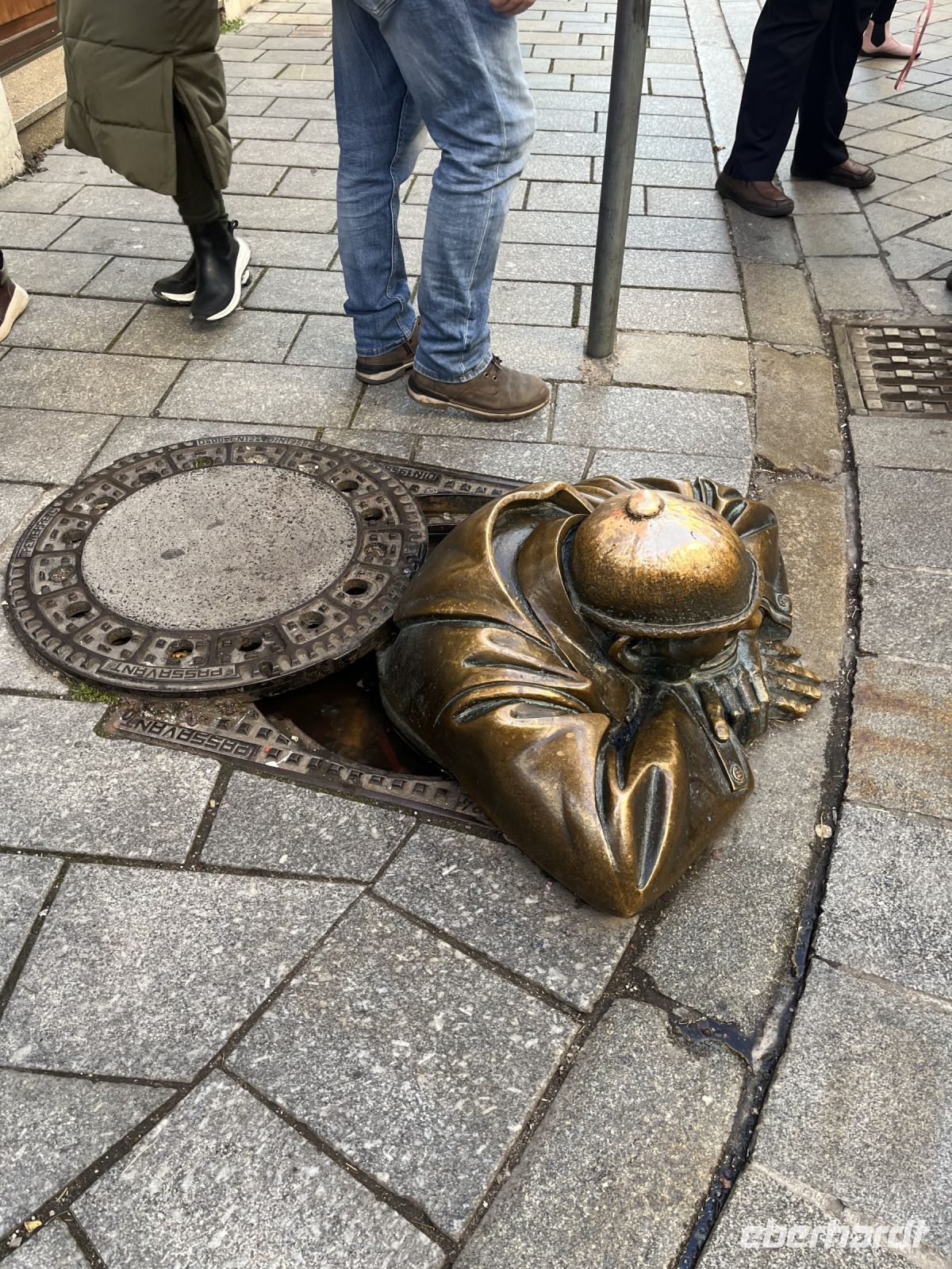 29.12.24  Bratislava -  Altstadt - Bronze Figur -ein Wahrzeichen!?  CUMIL - Humor der Stadt!!!
