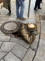 29.12.24  Bratislava -  Altstadt - Bronze Figur -ein Wahrzeichen!?  CUMIL - Humor der Stadt!!!