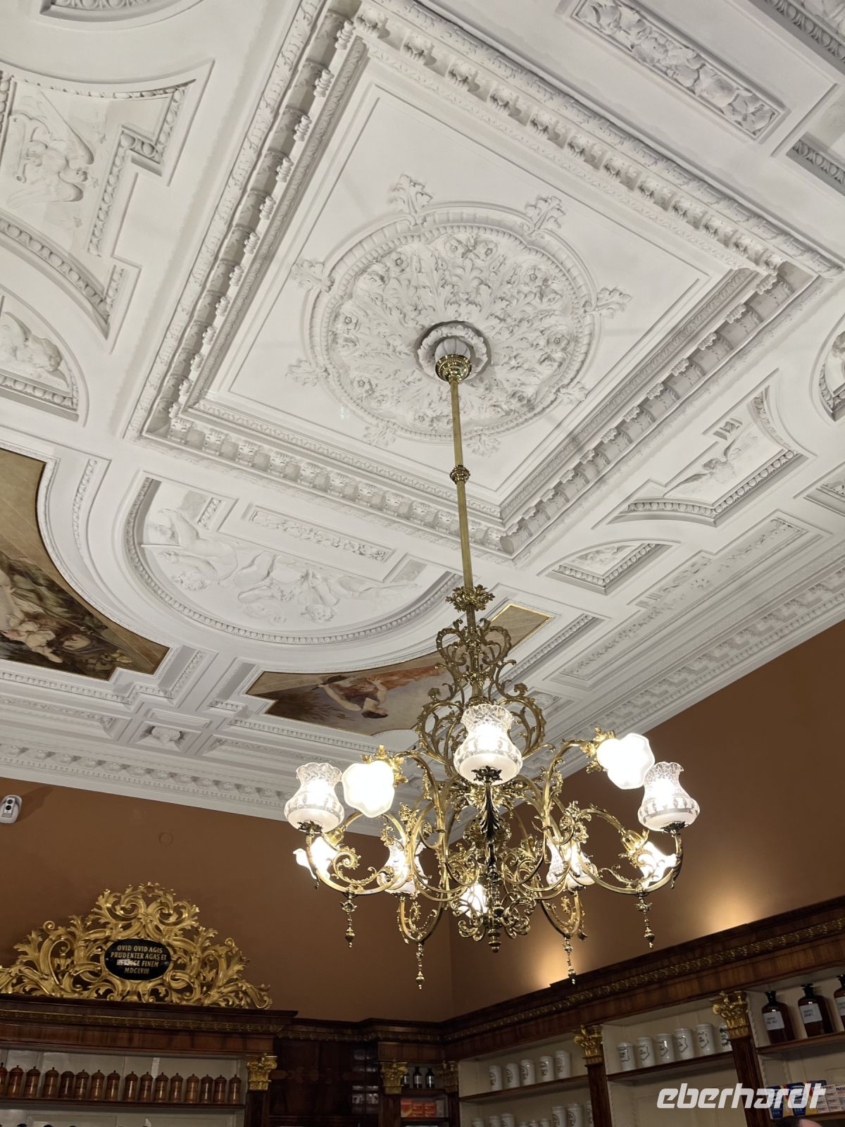 29.12.24  Bratislava -  Altstadt  - älteste Apotheke - direkt an der Cathedral