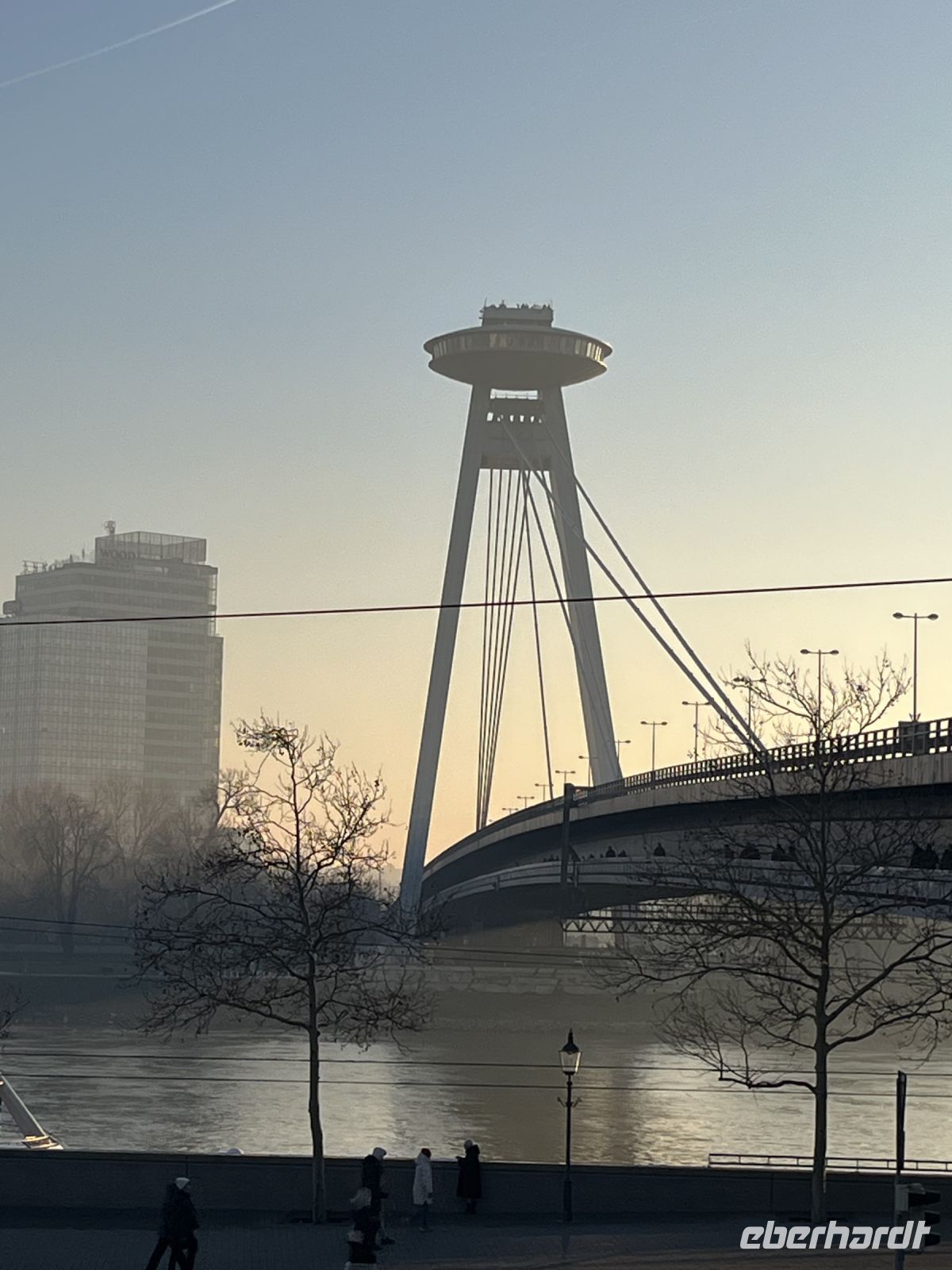 29.12.24  Bratislava -  das war's - in Abenddämmerung das UFO