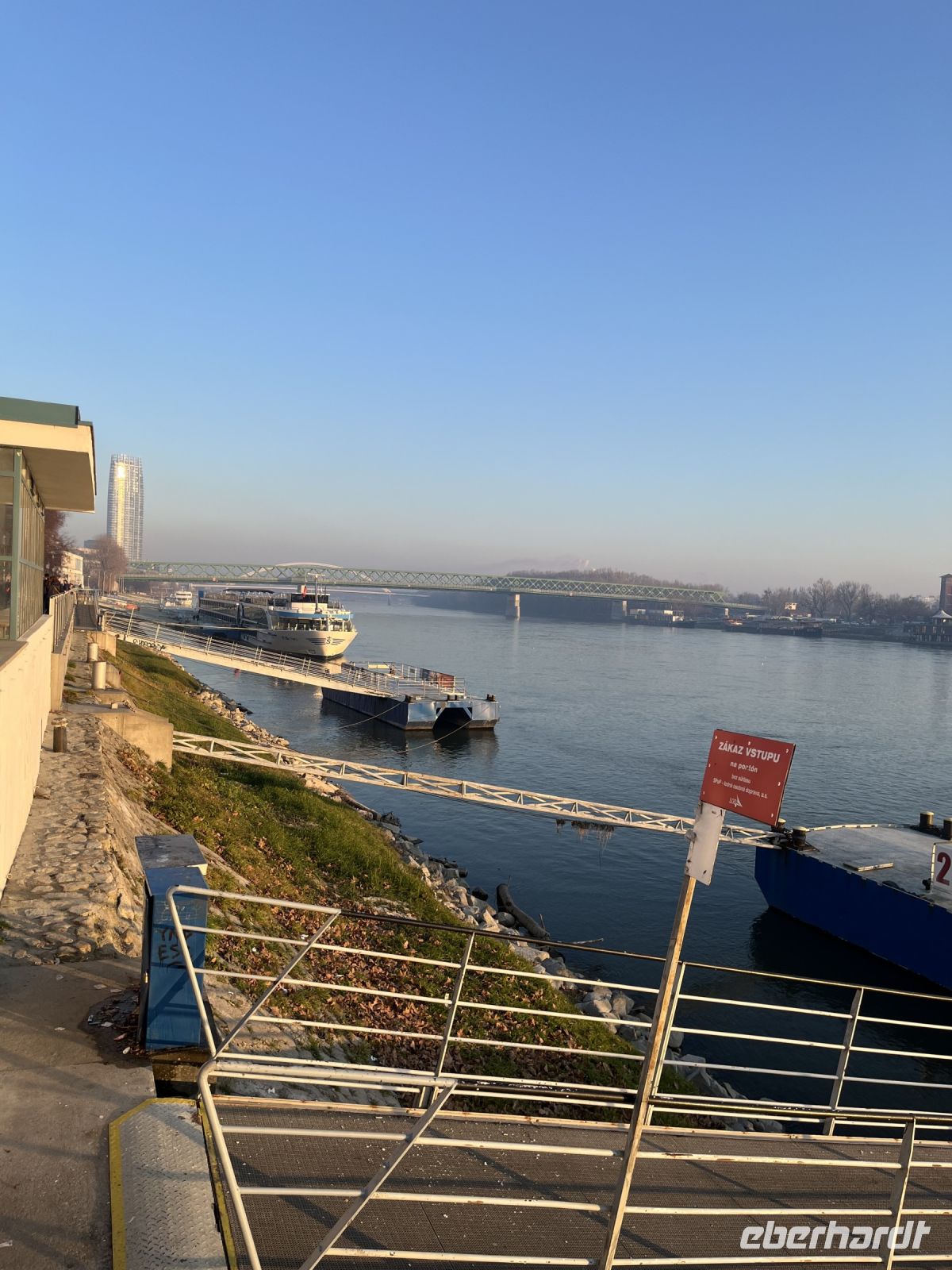 29.12.24  Bratislava -  das war's - in Abenddämmerung die Donau