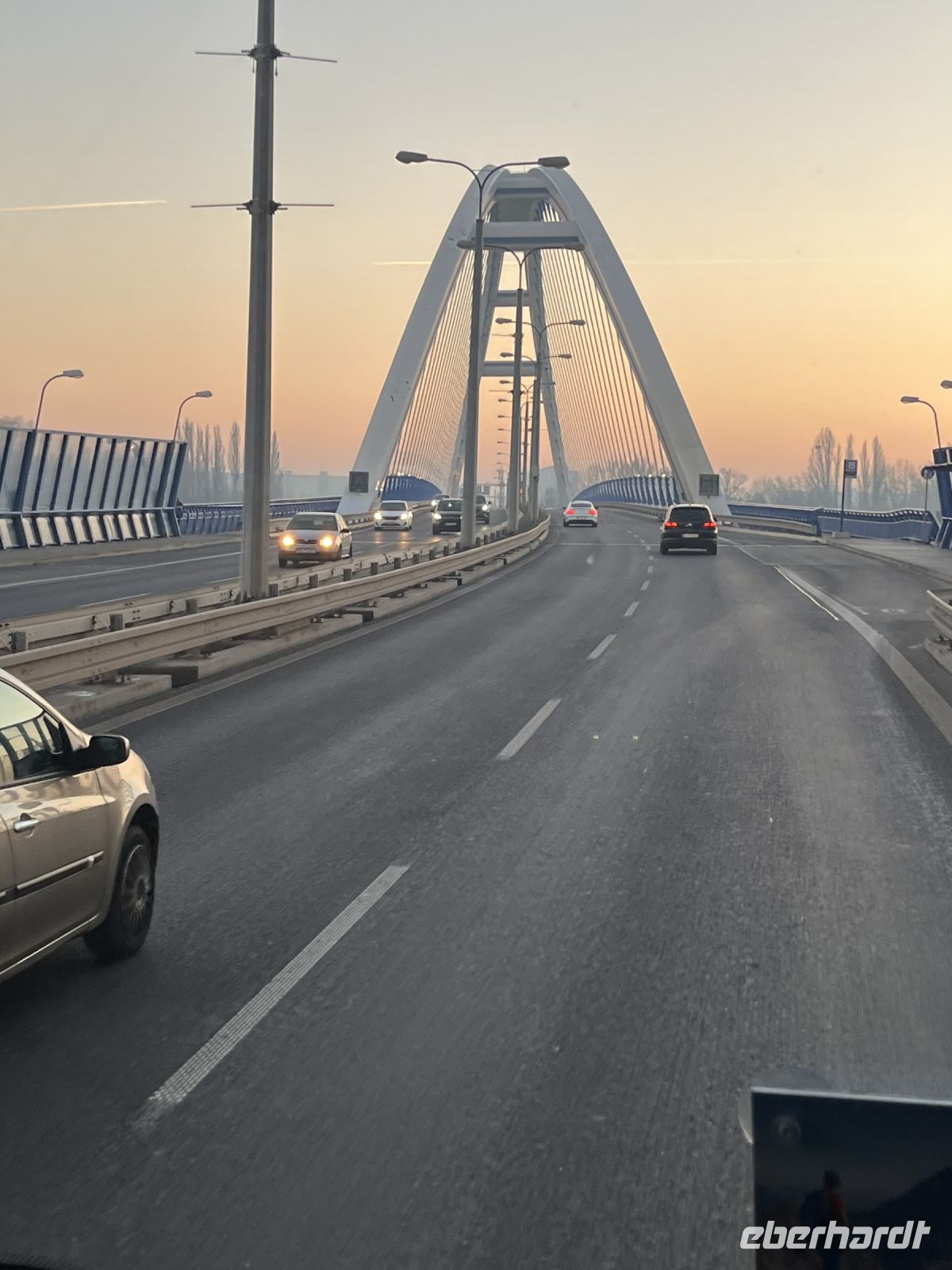 29.12.24  Bratislava -  das war's - in Abenddämmerung über die Apollo- Brücke