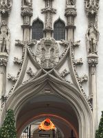 31.12.24 Stadtführung Brünn - alte Rathaus mit seinem Drachen- was natürlich ein Krokodil ist- ein Geschenk von 1608