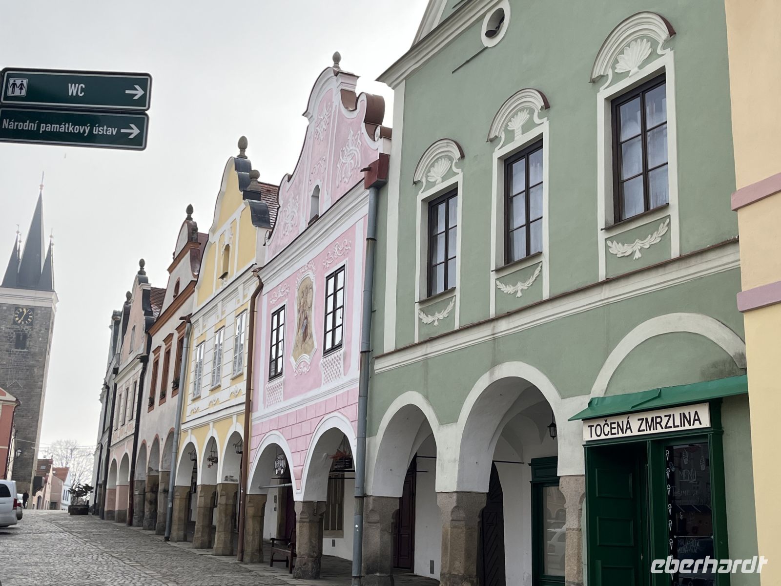 01.01.2025 Telc Marktplatz sehr farbenprächtig, hohe Dachgiebel & Arkaden