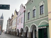 01.01.2025 Telc Marktplatz sehr farbenprächtig, hohe Dachgiebel & Arkaden