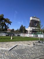 102 Kirche des heiligen Jesu mit großer Uhr