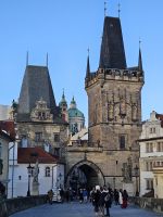 Prag, gotischer Torturm am Fuße der Karlsbrücke