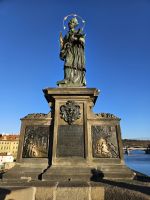 Prag, Karlsbrücke, Statue des heiligen Nepomuk