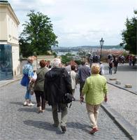 hinab zum Fuß des Hradschin