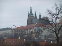 und noch einmal sehen wir die Prager Burg Über der Stadt throngt