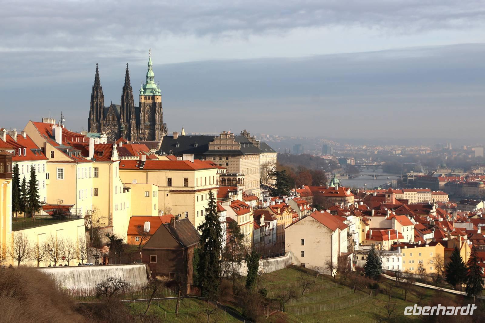Blick zu Prager Burg und Moldau