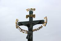Christuskreuz mit hebräischer Schrift auf der Karlsbrücke