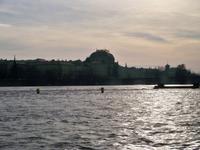Blick auf das Moldauwehr und das Nationaltheater
