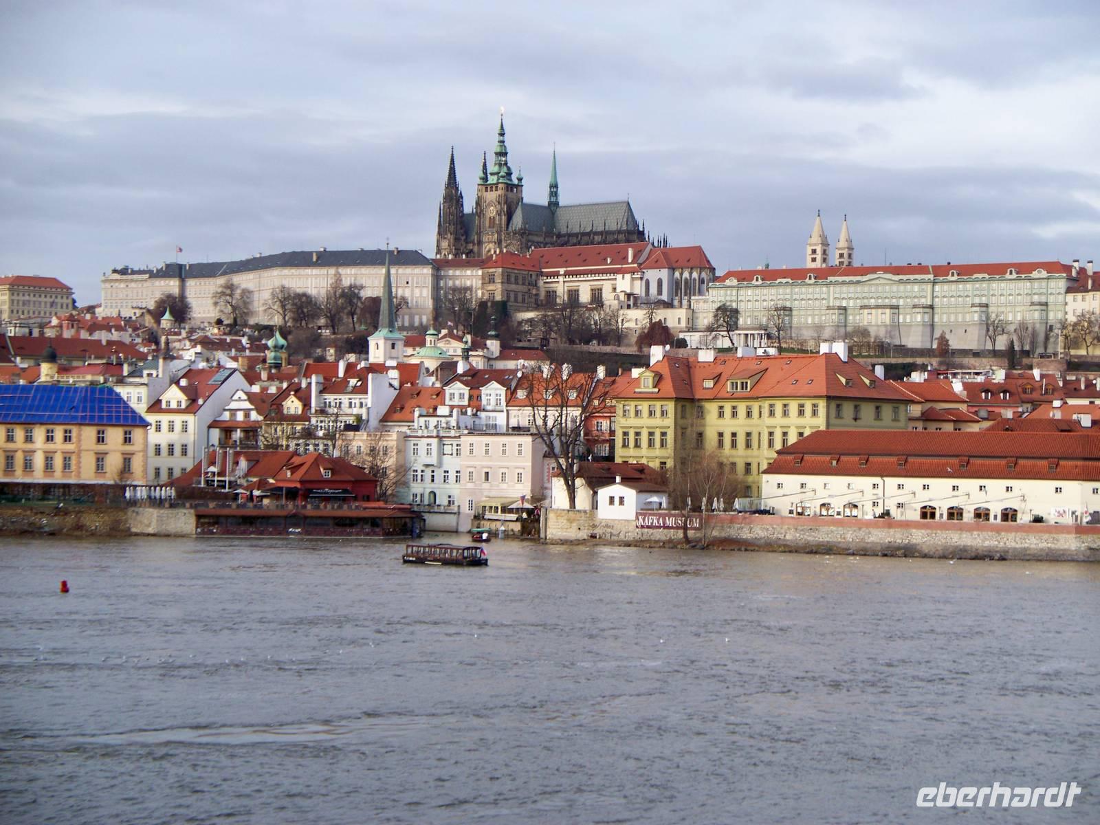 Blick von der Moldau zur Burg