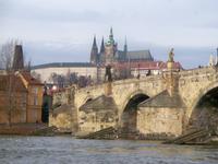 Karlsbrücke und Burg sind Wahrzeichen der Stadt