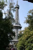 Wer möchte, kann sich auch per Aufzug zu einer der beiden Aussichtsplattformen des Turms bringen lassen.