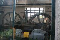 Diese Räder treiben die Prager Standseilbahn unaufhörlich an.