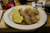 Wir konnten aus vier verschiedenen Gerichten wählen. Hier die Leibspeise vieler Prager: Schweinebraten mit böhmischen Knödeln und Sauerkraut.
