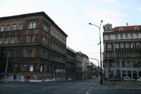 Die typischen Straßen der Prager Altstadt sind beiderseits dicht mit Reihenhäusern bebaut.